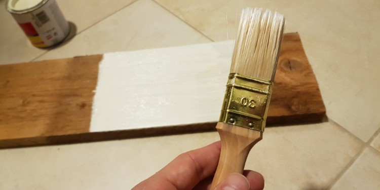 Auftragen Lack auf Holz mit Pinsel