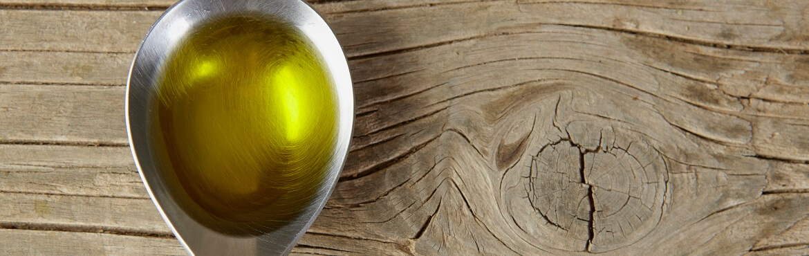 Holz mit Olivenöl einölen