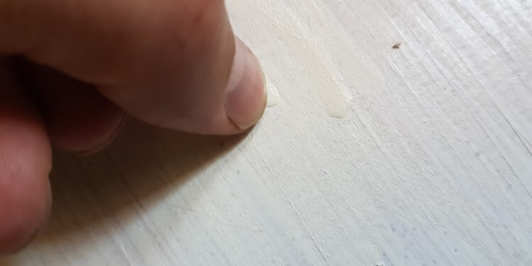 Lacknasen von Holz entfernen - Fingernagel Trick
