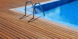 Poolumrandung aus Holz streichen: Das gibt es zu beachten