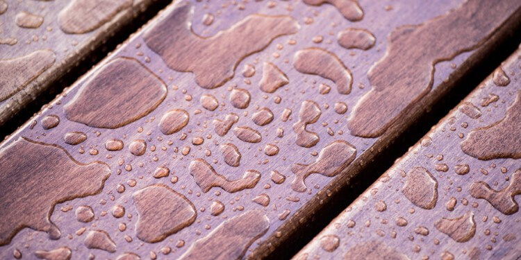 Wassertropfen auf Holzschutzfarbe