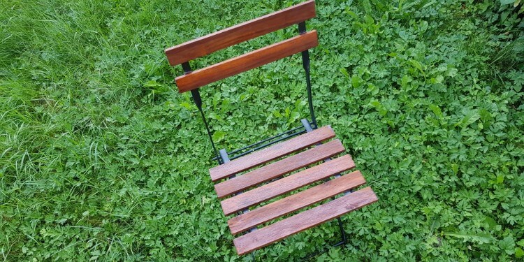 fertig lasierter Stuhl im Garten